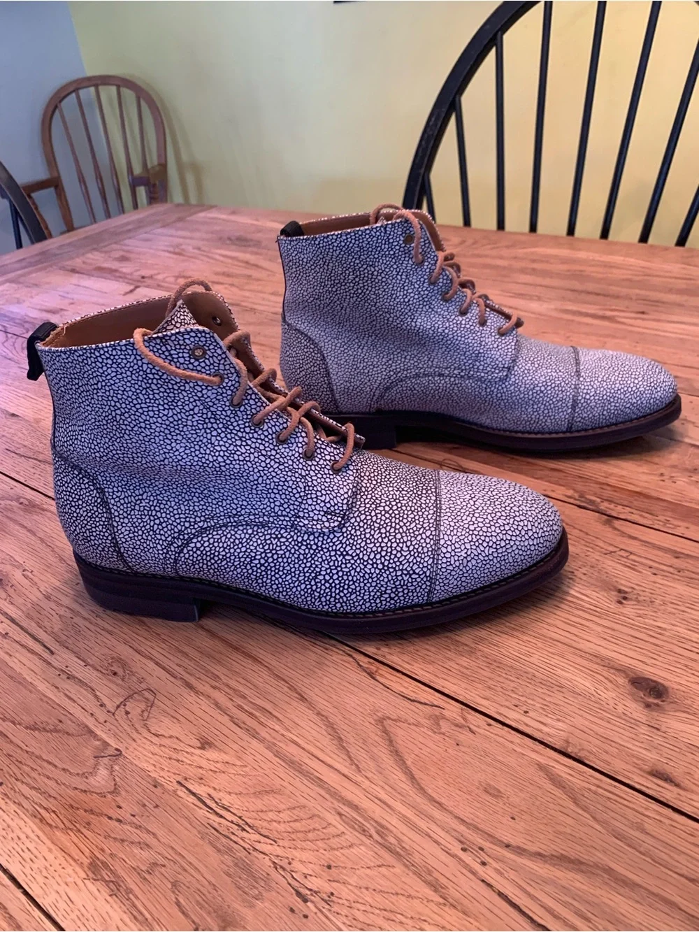 Taft Men's White & Tan Textured Chukka Boots